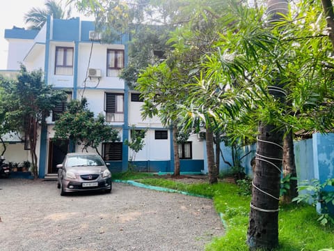 Property building, Garden, Garden view, Parking