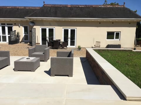 Property building, Patio, Garden, Seating area, Garden view, sunbed