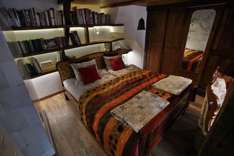 Bed, Night, Library, Photo of the whole room, Seating area, Bedroom, hair dresser, wardrobe
