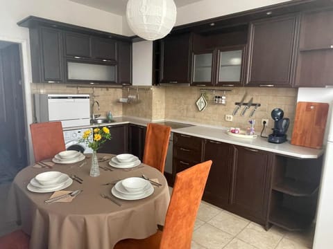 Coffee/tea facilities, Kitchen or kitchenette, Dining area, dishwasher, stove