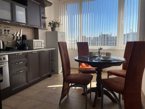 View (from property/room), Kitchen or kitchenette, Dining area, City view, microwave, oven
