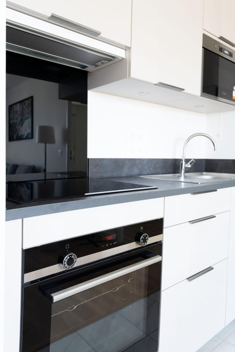 Kitchen or kitchenette, minibar, stove