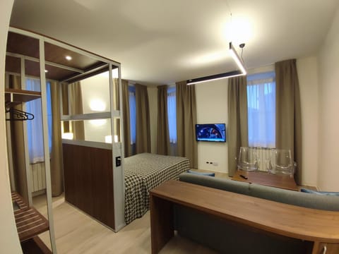 Bed, TV and multimedia, Living room, Photo of the whole room, Seating area, Bedroom, hair dresser