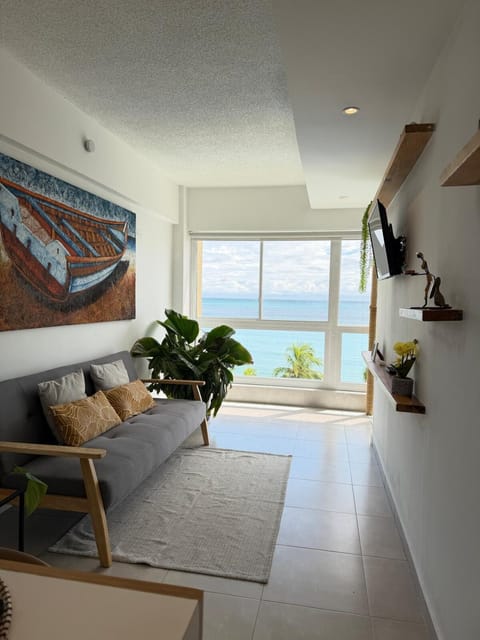 Natural landscape, TV and multimedia, Living room, Photo of the whole room, Seating area, Sea view