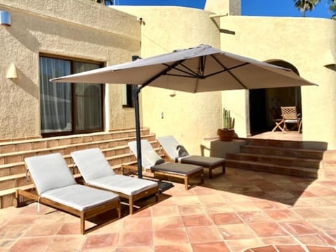 Property building, Patio, Balcony/Terrace, Living room, sunbed