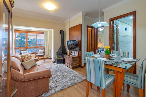 TV and multimedia, Kitchen or kitchenette, Living room, Seating area, Dining area