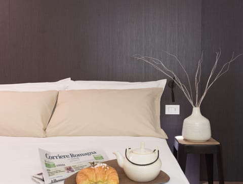 Bed, Food close-up, Photo of the whole room, Decorative detail, Bedroom, Non alcoholic drinks