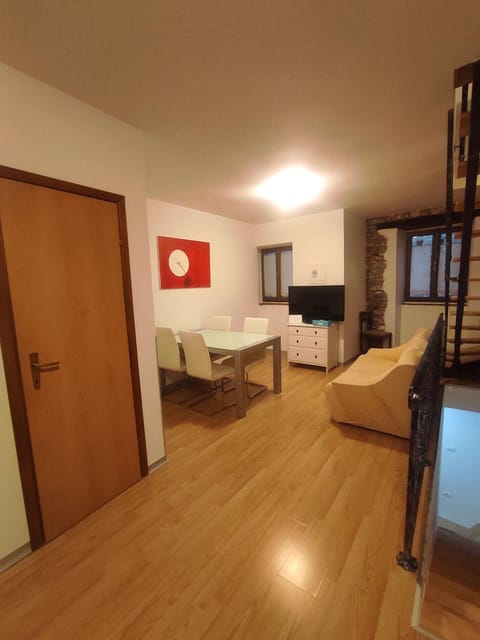 Restaurant/places to eat, Communal lounge/ TV room, TV and multimedia, Seating area