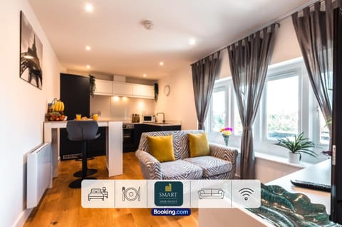 Kitchen or kitchenette, Living room, Seating area, Dining area