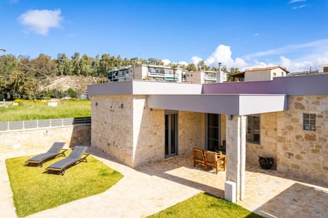 Property building, Patio, Spring, Day, Garden, Garden view, sunbed
