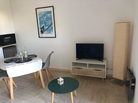 Appartement 2 personnes calme proche de la mer piscine tennis Apartment in Cagnes-sur-Mer