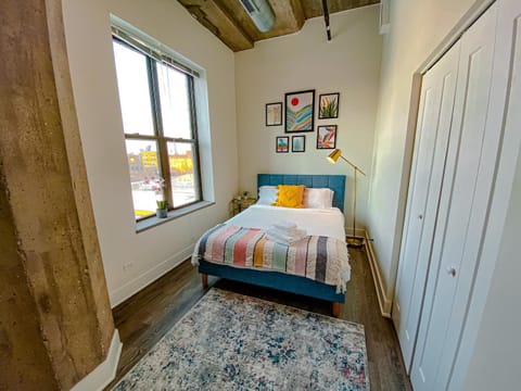 Spacious and Luxurious 3BR Near McCormick Place and Soldier Field with Optional Parking - Sleeps 10 Apartment in South Loop