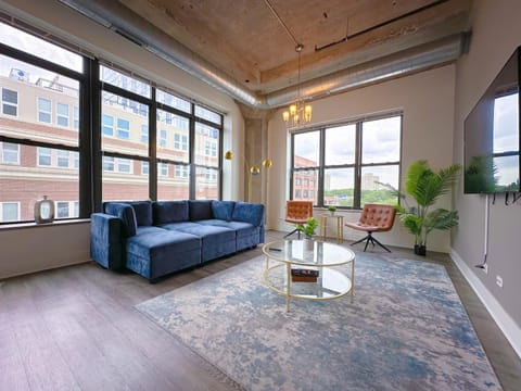 Spacious and Luxurious 3BR Near McCormick Place and Soldier Field with Optional Parking - Sleeps 10 Apartment in South Loop