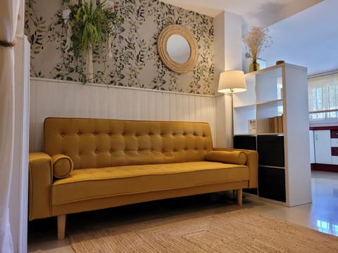 Living room, Seating area, hair dresser, kitchen