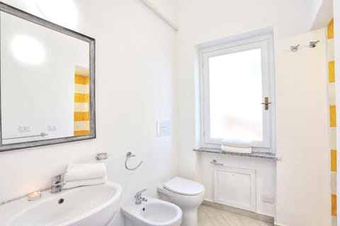 Shower, Toilet, Bathroom, bidet, towels