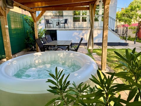 Garden, Hot Tub