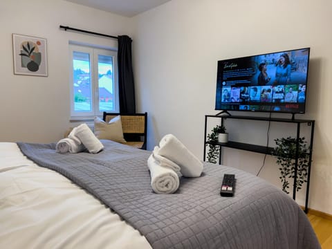 Bed, TV and multimedia, Bedroom