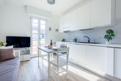 Property building, TV and multimedia, Kitchen or kitchenette, Living room, Seating area, Dining area
