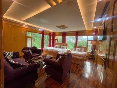 Bed, TV and multimedia, Living room, Photo of the whole room, Seating area, Bedroom