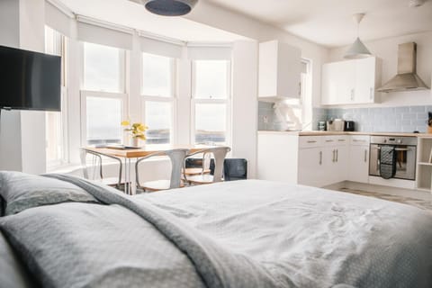 Bed, TV and multimedia, Photo of the whole room, Dining area, Bedroom, kitchen