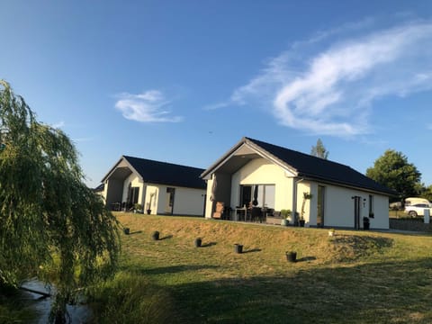 Domki Loft nad Stawem 4d4dz House in Pomeranian Voivodeship