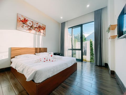 Bed, TV and multimedia, Bedroom