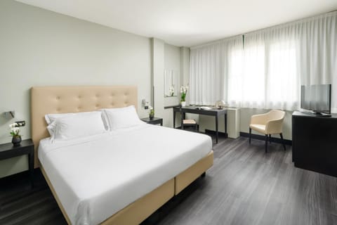 Bed, TV and multimedia, Photo of the whole room, Seating area, Bedroom
