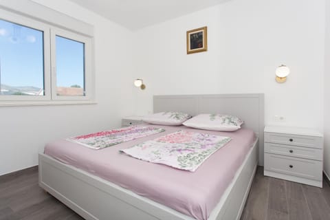 Bed, View (from property/room), Bedroom, Landmark view, Mountain view