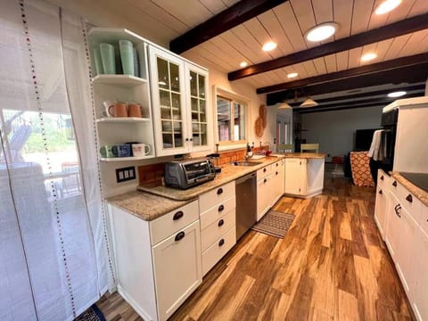 Casa Saguaro - Newly Remodeled, Pool and Mtn Views House in Tanque Verde