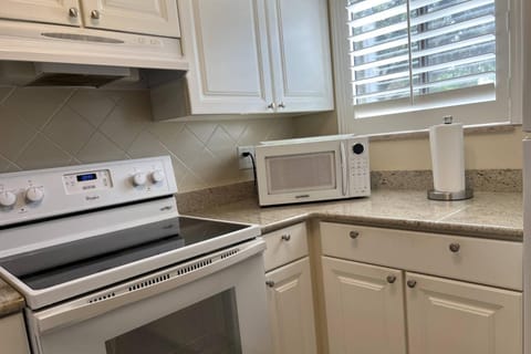 Newly Listed! 20 Percent Off! Golf and Tennis Community Retreat House in Wesley Chapel