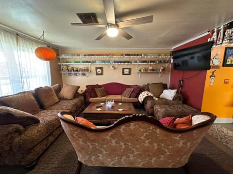 EZ 1 mile to Fort Sill! Pumpkin Cottage sleeps 9, grills, firepit, laundry House in Lawton