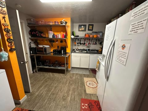 EZ 1 mile to Fort Sill! Pumpkin Cottage sleeps 9, grills, firepit, laundry House in Lawton