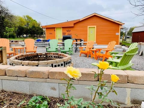 EZ 1 mile to Fort Sill! Pumpkin Cottage sleeps 9, grills, firepit, laundry House in Lawton