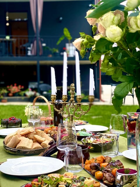 Garden view, Dinner, Alcoholic drinks