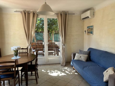 Living room, air conditioner