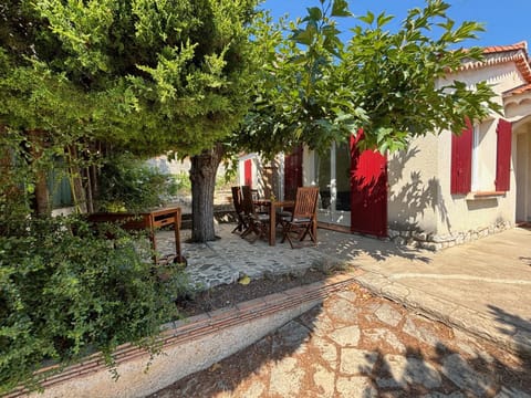 Property building, Patio, Facade/entrance, Garden, Garden view