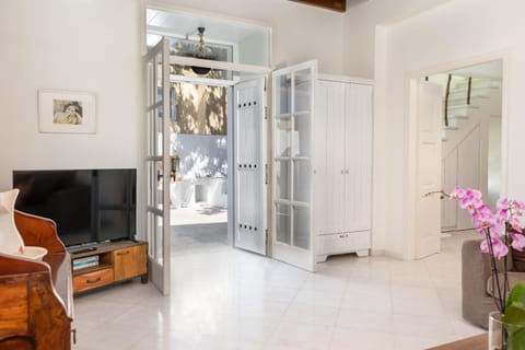 Facade/entrance, TV and multimedia, Living room, Garden view, wardrobe