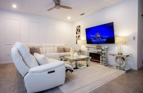 Communal lounge/ TV room, Winter, TV and multimedia, Living room, Fitness centre/facilities, Fitness centre/facilities, Seating area, Aqua park, Evening entertainment, Evening entertainment, Swimming pool, Entertainment, Dinner, Dinner, fireplace, internet