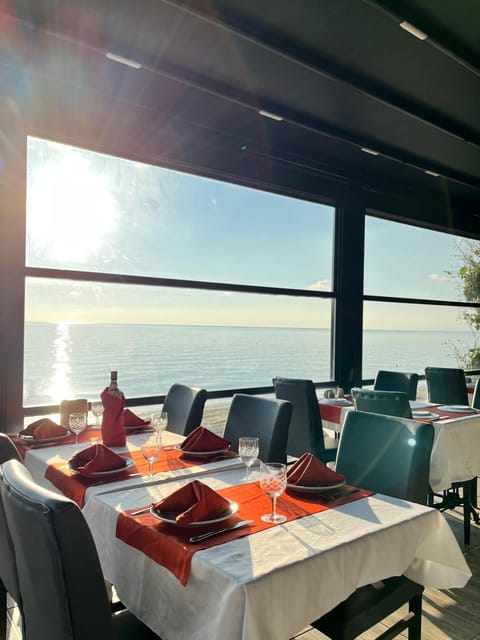 Restaurant/places to eat, Natural landscape, Banquet/Function facilities, Seating area, Sea view