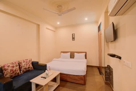 Bed, TV and multimedia, Seating area, Bedroom, air conditioner