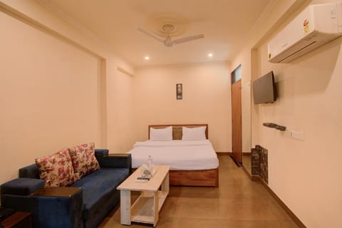 Bed, TV and multimedia, Photo of the whole room, Seating area, Bedroom, towels, air conditioner