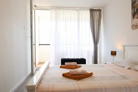 Bright Modern Holiday Home With Postcard Lake View Apartment in Montenegro