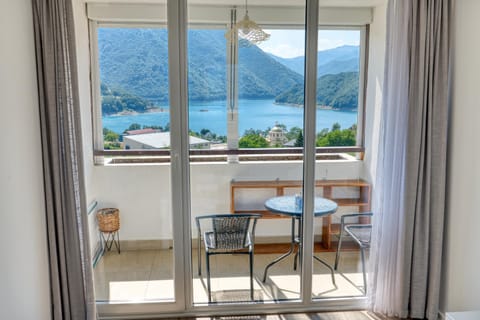 Natural landscape, View (from property/room), Balcony/Terrace, Dining area, Lake view, Mountain view