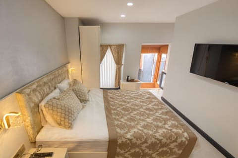 Bed, TV and multimedia, Photo of the whole room