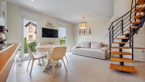 TV and multimedia, Living room, Seating area, Dining area