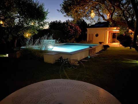 Property building, Dining area, Swimming pool, Swimming pool