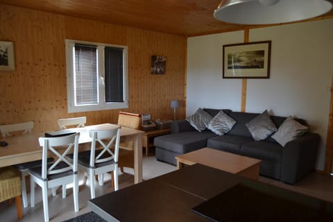 Beautiful lake view 3 bedroom chalet. Chalet in Normandy