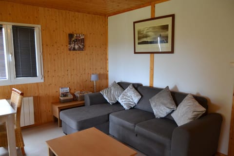 Beautiful lake view 3 bedroom chalet. Chalet in Normandy