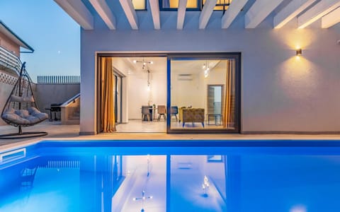 Pool view, Swimming pool, sunbed