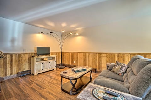 Bolton Landing Winter Escape Walk to Lake! House in Bolton Landing